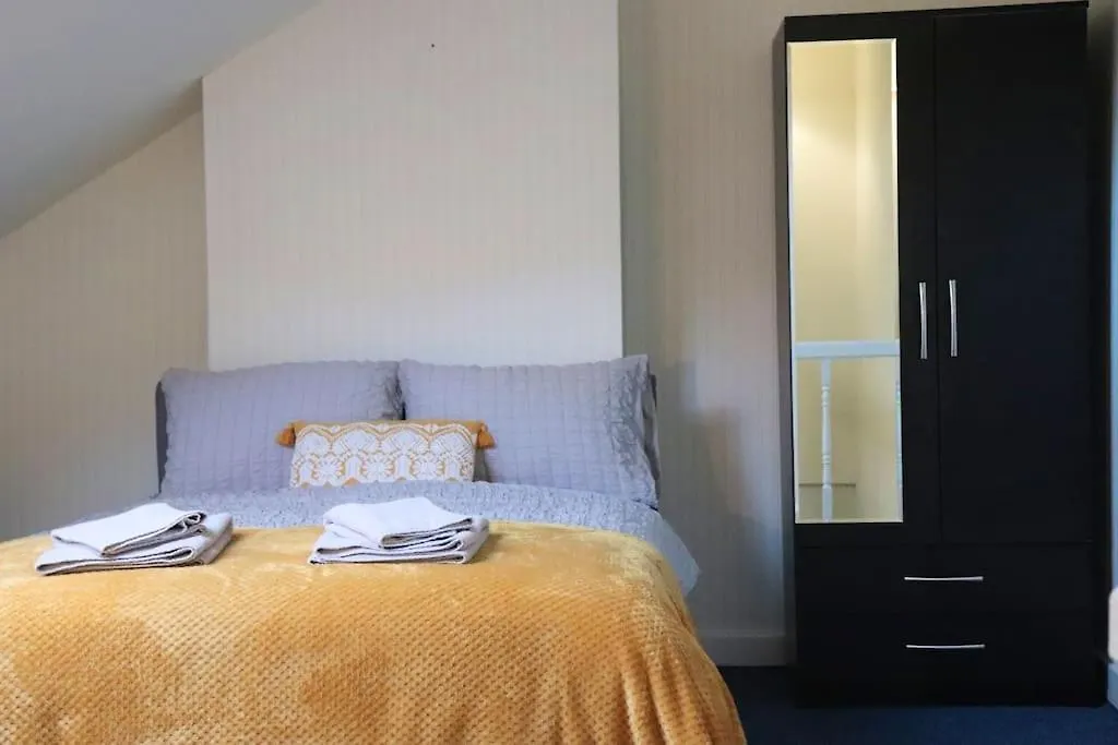 Peaceful 2 Bed House Free Wifi And Parking Lägenhet Leeds